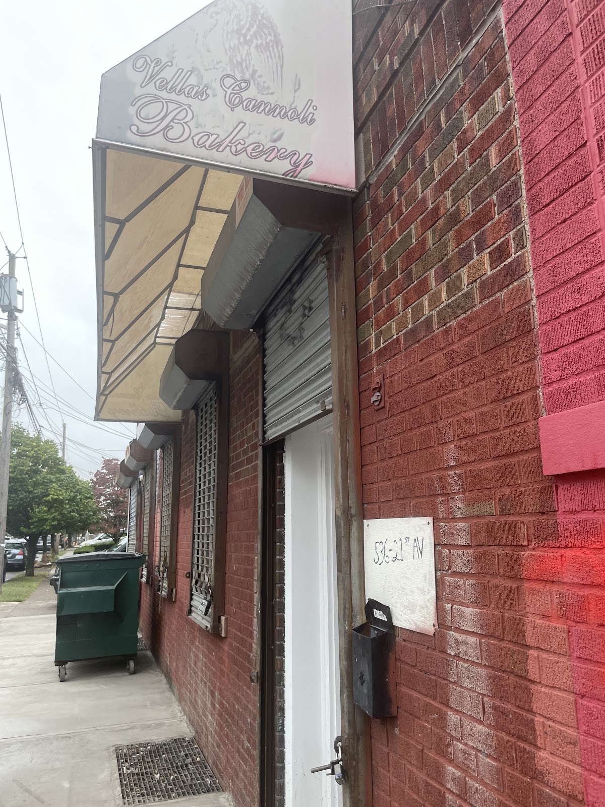 Vella's Cannoli